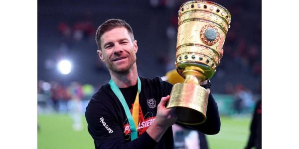 O técnico do Bayer 04 Leverkusen, Xabi Alonso, ganhou o prêmio de melhor técnico O técnico do Bayer 04 Leverkusen, Xabi Alonso, ganhou o prêmio de melhor técnico